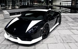 Обои для рабочего стола: Lamborghini в черно-...