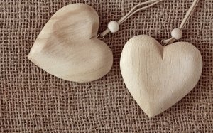 Деревянные сердца - скачать обои на рабочий стол