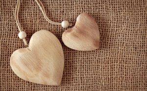 Обои для рабочего стола: Деревянные сердечки