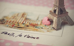 Обои для рабочего стола: Из Парижа с любовью