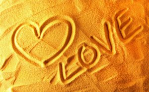 Обои для рабочего стола: Слова любви на песке
