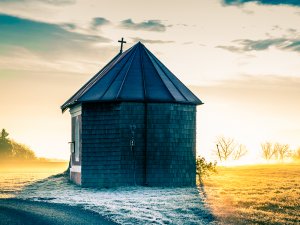Обои для рабочего стола: Одинокая церковь