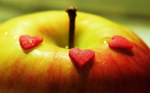 Три сердечка на яблоке - скачать обои на рабочий стол