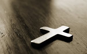 Обои для рабочего стола: Крест на столе