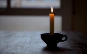Свеча в чашке - скачать обои на рабочий стол