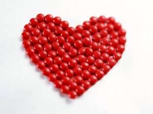 Обои для рабочего стола: Сердце из шариков