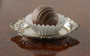 Шоколадная конфета - скачать обои на рабочий стол