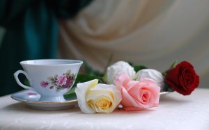 Обои для рабочего стола: Букет роз и чай
