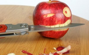 Злое яблоко - скачать обои на рабочий стол