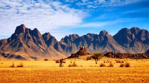 Обои для рабочего стола: Горы в пустыне