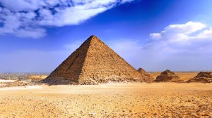 Обои для рабочего стола: Пирамиды в пустыне