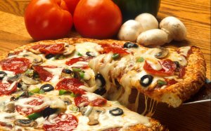 Пицца с сыром и шампиньонами - скачать обои на рабочий стол