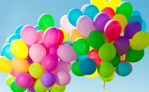 Красочные воздушные шарики в небе - скачать обои на рабочий стол