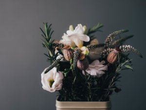 Цветы в вазе - скачать обои на рабочий стол