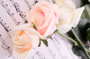 Обои для рабочего стола: Розы на нотах