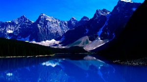 Обои для рабочего стола: Голубое озеро в гора...