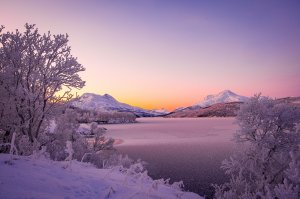 Озеро в Норвегии зимой - скачать обои на рабочий стол