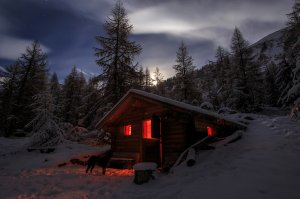 Зимний домик в Швейцарии - скачать обои на рабочий стол