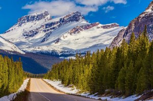 Горы в канадском парке - скачать обои на рабочий стол