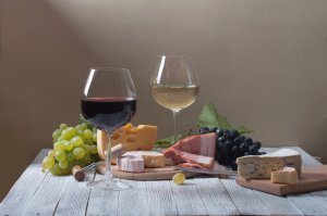 Обои для рабочего стола: Ветчина, сыр и вино