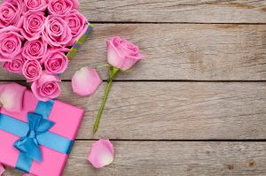 Розы и коробка - скачать обои на рабочий стол