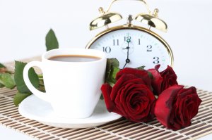 3 розы и кофе - скачать обои на рабочий стол