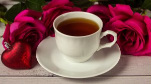 Чашка чая и розы - скачать обои на рабочий стол