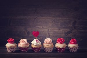 Пирожные к Дню всех влюбленных - скачать обои на рабочий стол