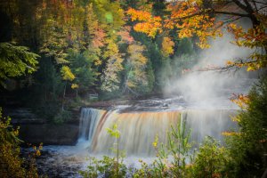 Осенний водопад - скачать обои на рабочий стол