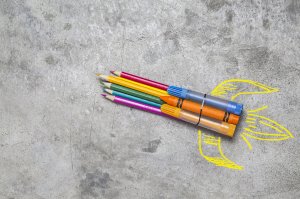 Обои для рабочего стола: Ракета из карандашей