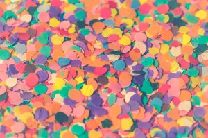 Цветные конфети - скачать обои на рабочий стол