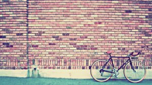 Велосипед у стены - скачать обои на рабочий стол