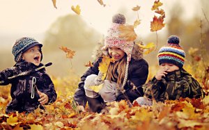 Счастливые дети в осенней листве  - скачать обои на рабочий стол