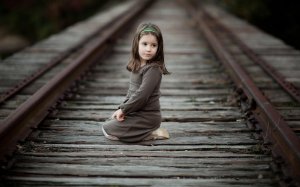Девочка на железной дороге - скачать обои на рабочий стол