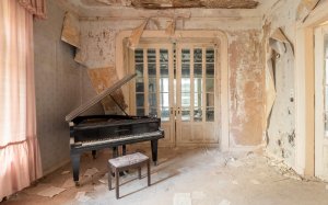 Старая заброшенная комната с роялем - скачать обои на рабочий стол