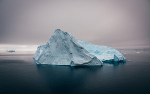 Обои для рабочего стола: Айсберг в океане