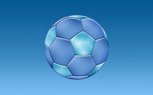 Футбольный мяч на голубом фоне - скачать обои на рабочий стол