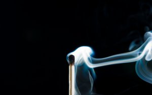 Белый дым от сожженной спички - скачать обои на рабочий стол
