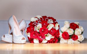 Блестящие туфли и красивые букеты невесты - скачать обои на рабочий стол