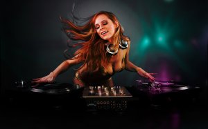 Красивая девушка DJ - скачать обои на рабочий стол