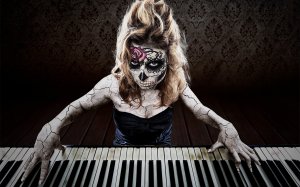 Страшная девушка играет на пианино - скачать обои на рабочий стол