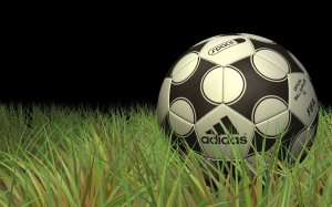 Футбольный мяч в зеленой траве - скачать обои на рабочий стол