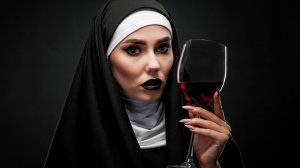 Обои для рабочего стола: Монахина с вином 