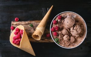 Шоколадное мороженое с малиной  - скачать обои на рабочий стол