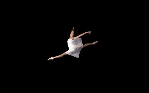 Прыжок балерины  - скачать обои на рабочий стол
