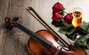 Романтичная скрипка с цветами  - скачать обои на рабочий стол