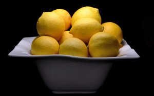 Обои для рабочего стола: Желтые лимоны на чер...