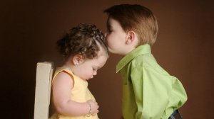 Детский поцелуй  - скачать обои на рабочий стол