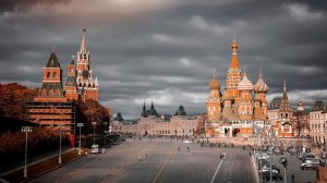 Хмурое небо над Кремлем  - скачать обои на рабочий стол
