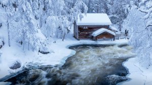 Зимний домик у реки - скачать обои на рабочий стол